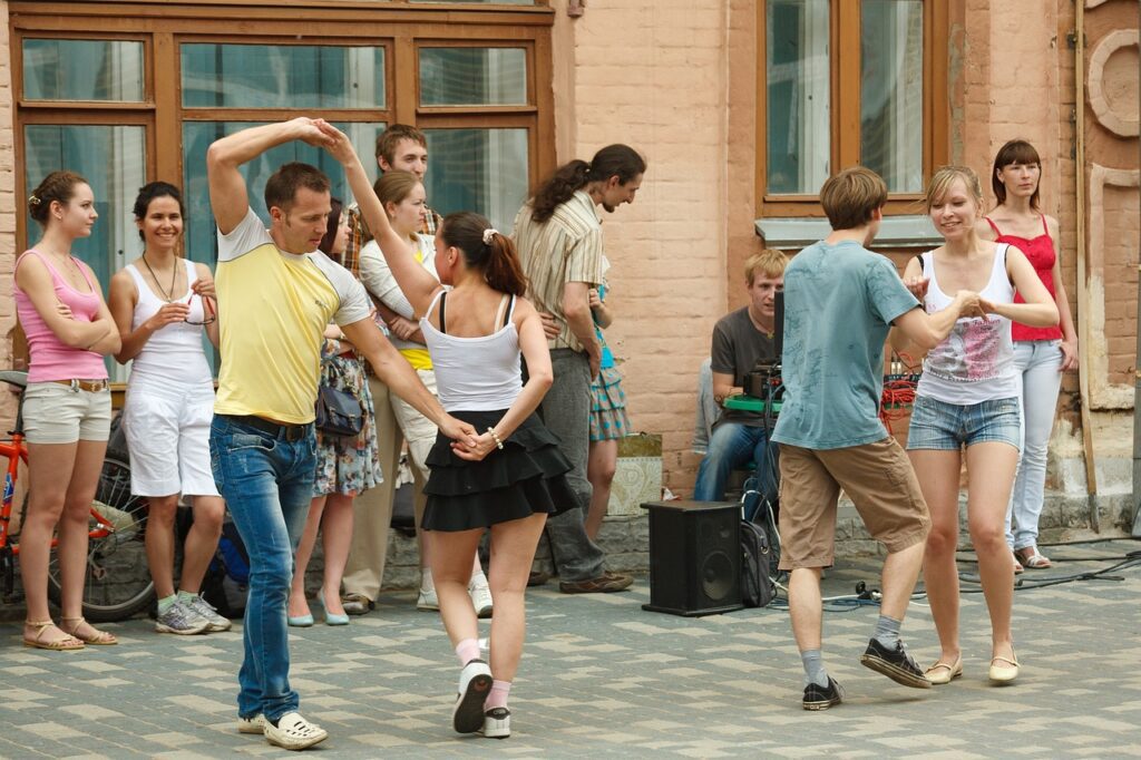 private-lessons-vs-group-dance-classes